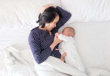 Sein Baby zu stillen oder das Fläschchen zu geben hat Vor- und Nachteile