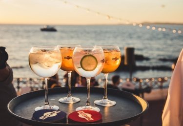 Sommer-Bars in der Schweiz: Tipps und Orte für deinen Apéro