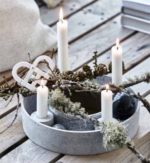 Mit einer hübschen Kerzenschale, etwa Deko und 4 Kerzen lässt sich schnell ein hübscher und moderner Adventskranz basteln.