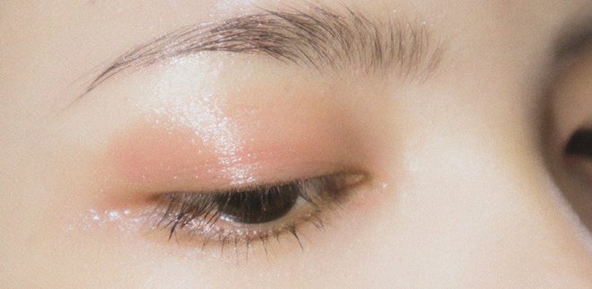 Make-up: Tipps rund ums Schminken der Augen, Mund und Wangen.