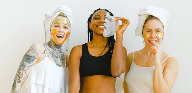 Drei Frauen mit Eye Patches, Gesichtsmaske und Handtuch