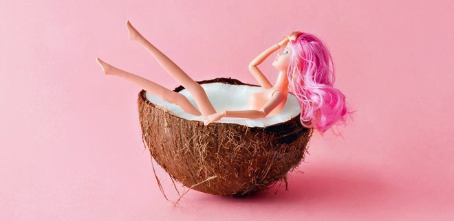 Girl ölt Sich Mit Kokosnussöl Ein