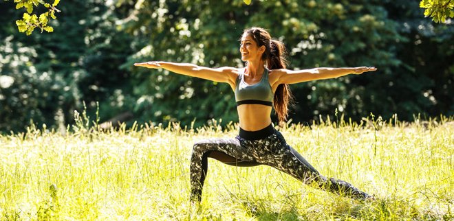 Entspannung pur: Frau macht Yoga
