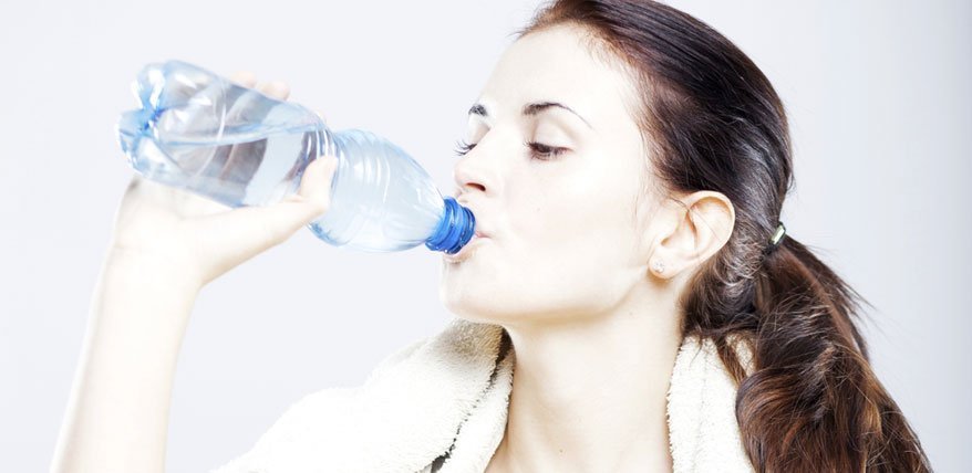 Eine Frau trinkt Wasser