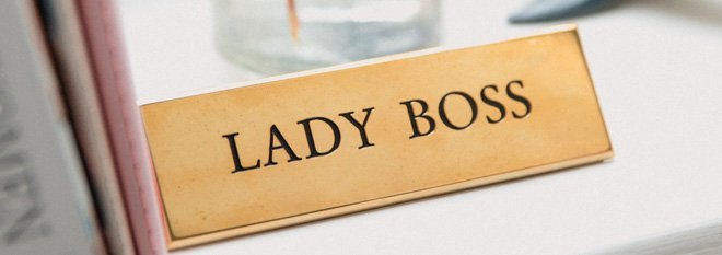 Namensschild auf dem steht: Lady Boss.
