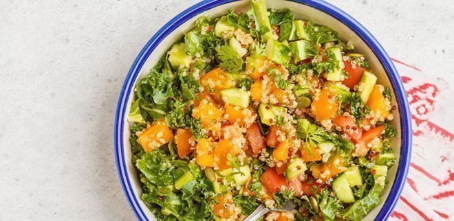 Quinoa mit Kürbis und Salat