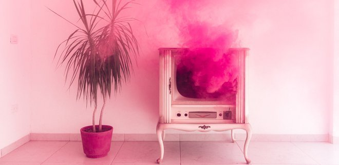 Fernseher mit pinkem Rauch