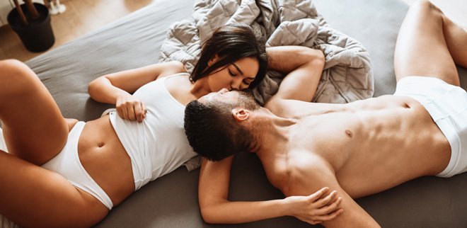 Mann und Frau auf dem Bett
