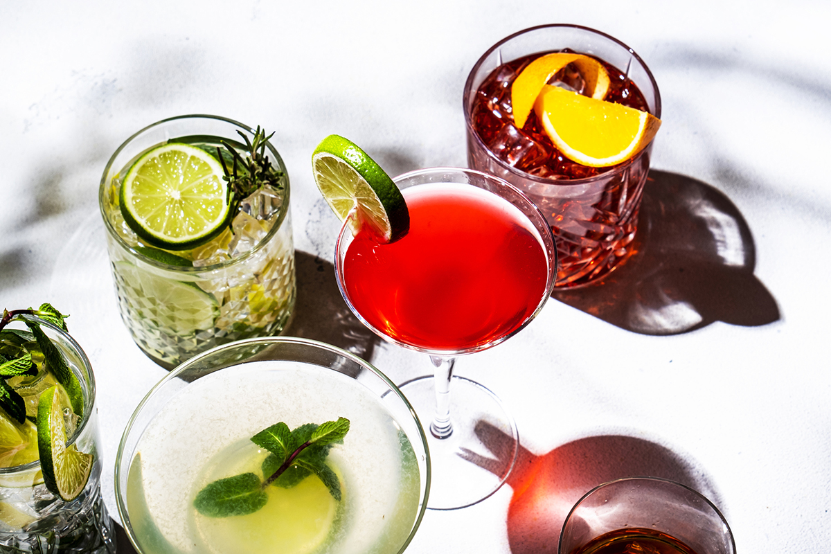 Die beliebtesten Cocktails: Aperol Spritz, Negroni, Mojito, Gin Tonic und Cosmopolitan, Daiquiri, Margarita und Old Fashioned auf weissem Hintergrund,
