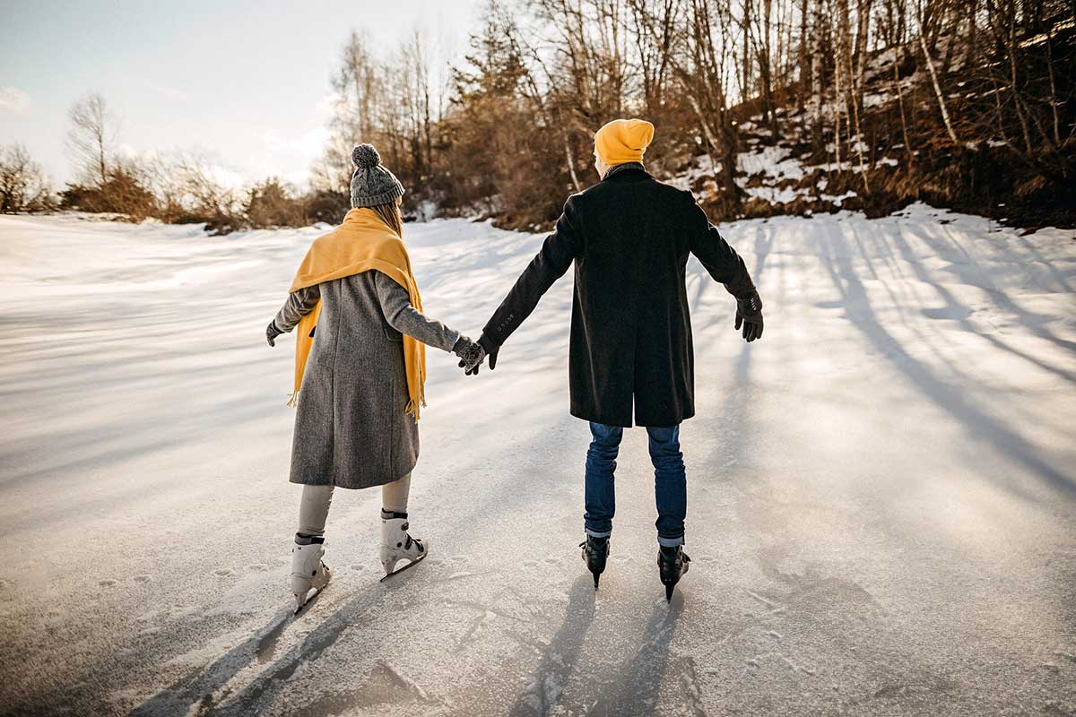 Ein Paar beim Eiskunstlaufen auf einem zugefrorenen See.