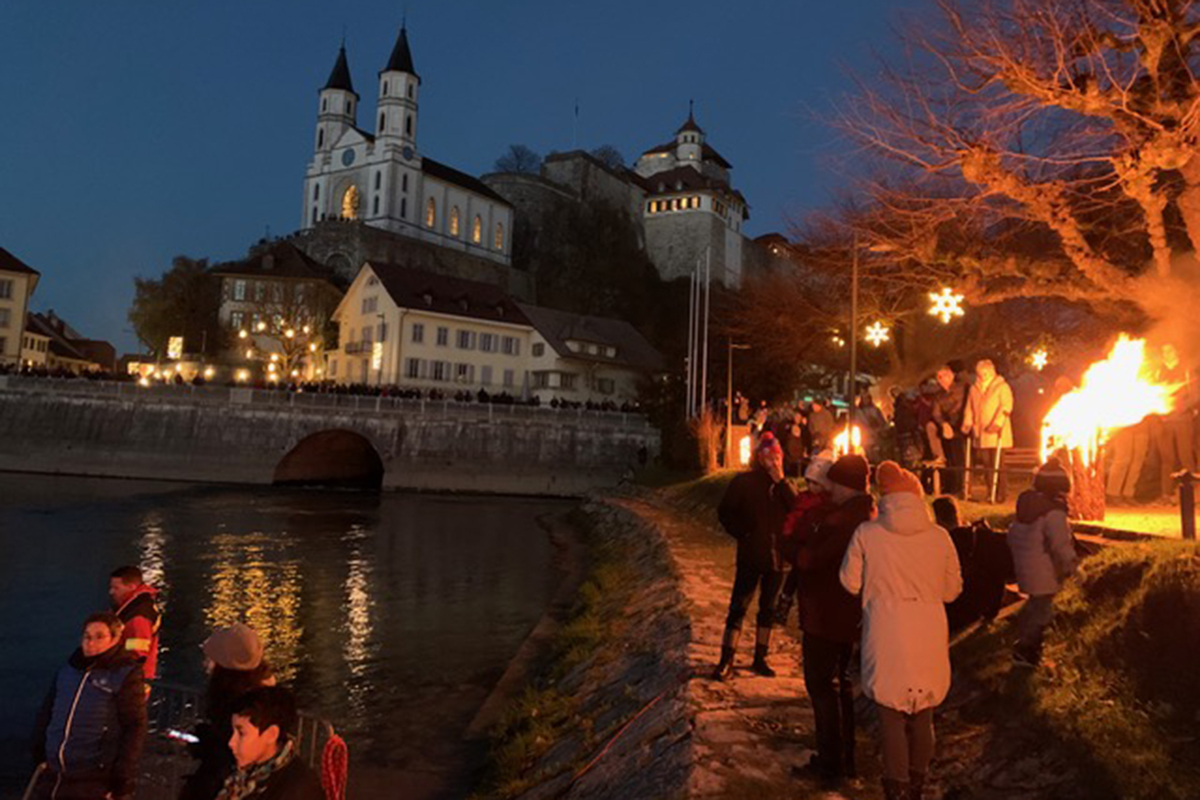 Der Weihnachtsmarkt «Aarburg leuchtet» mit der Burg im Hintergrund.
