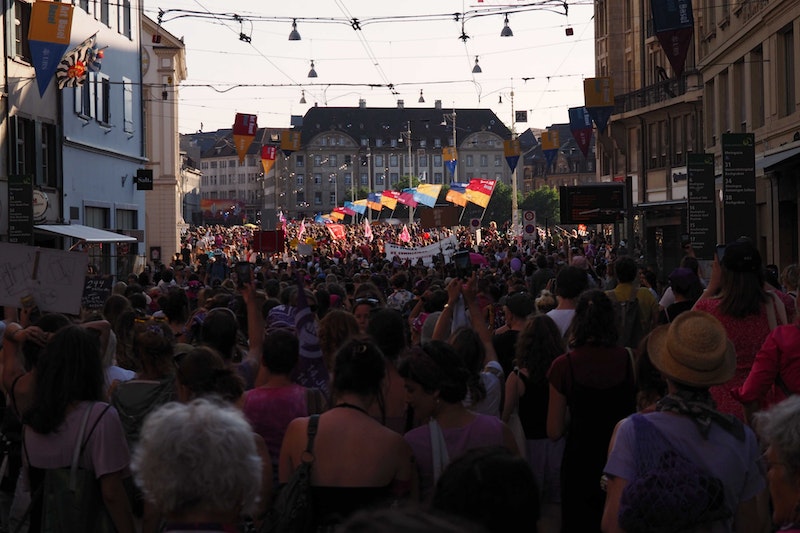 Die Teilnehmenden der Demonstration vom Feministischer Streik Basel 2023