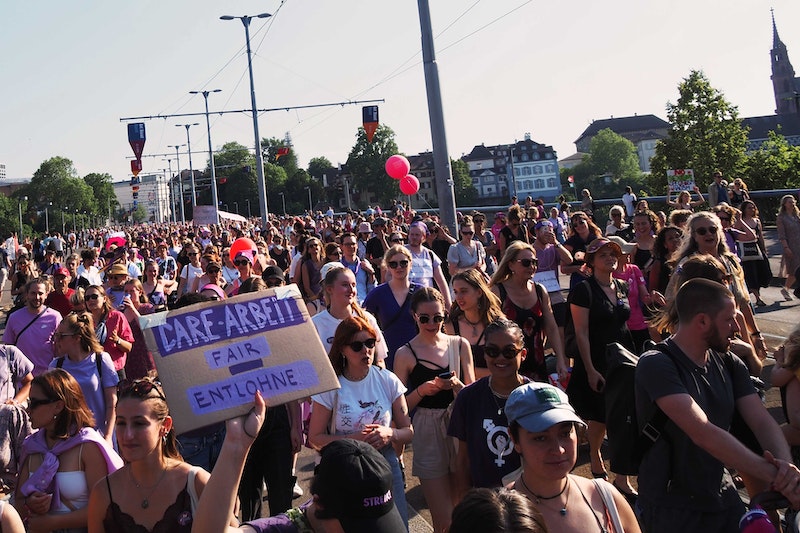 Teilnehmende der Demo vom Feministischen Streik Basel 2023 mit Transparenten