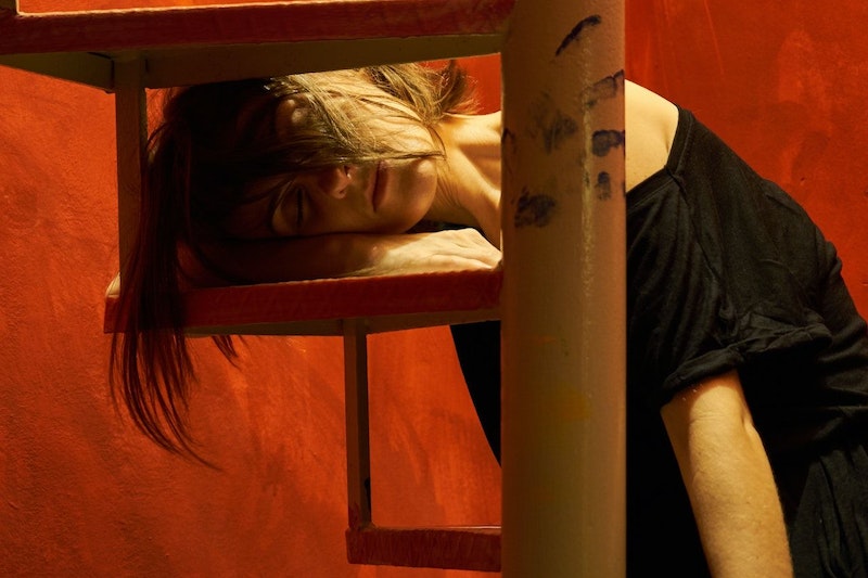 Eine Frau schläft auf einer Treppe