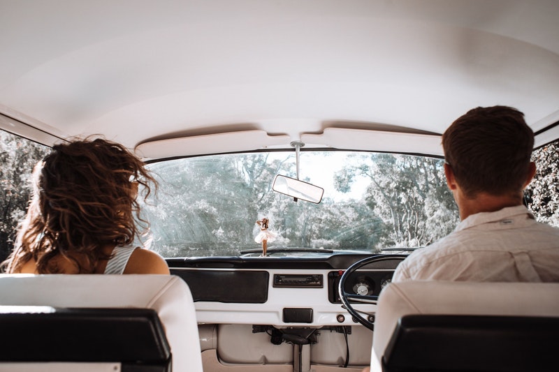 Ein Mann und eine Frau sitzen im Auto.