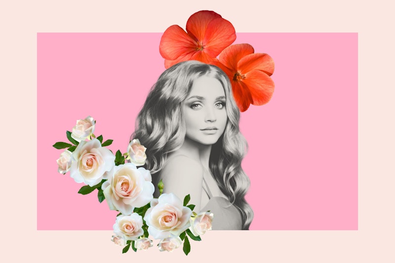 Eine Collage mit einer blonden, weissen Frau mit zwei Blumen im Hinter- und Vordergrund.