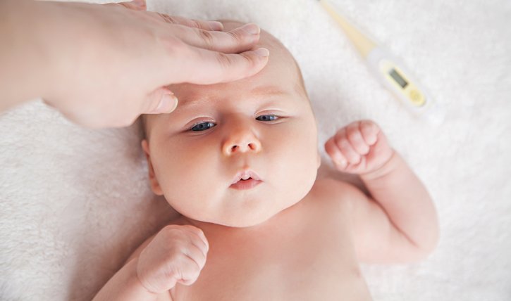 Wenn Ihr Baby eine Erkältung hat, können Sie die Genesung vielleicht nicht beschleunigen, aber mit diesen Hausmitteln Husten, Schnupfen und Fieber lindern.