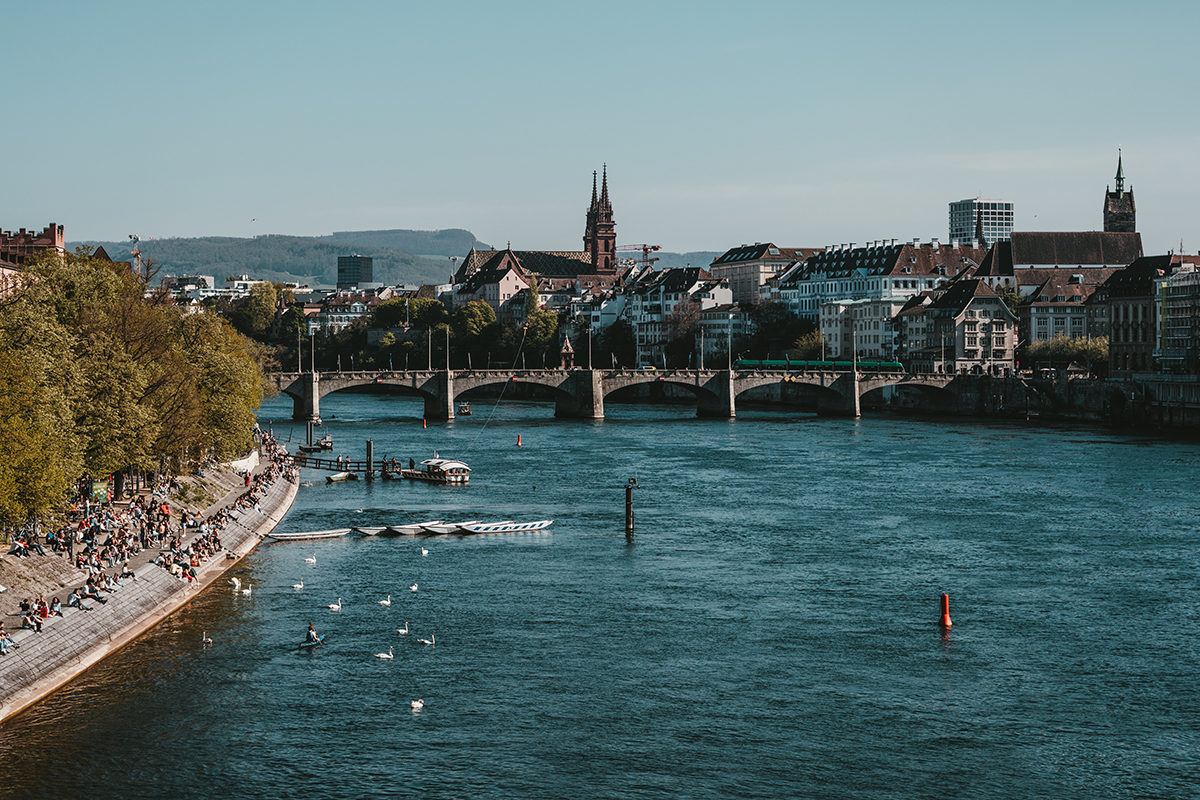Basel vom Rhein aus mit Blick auf das Münster und die Grossbasler Promenade