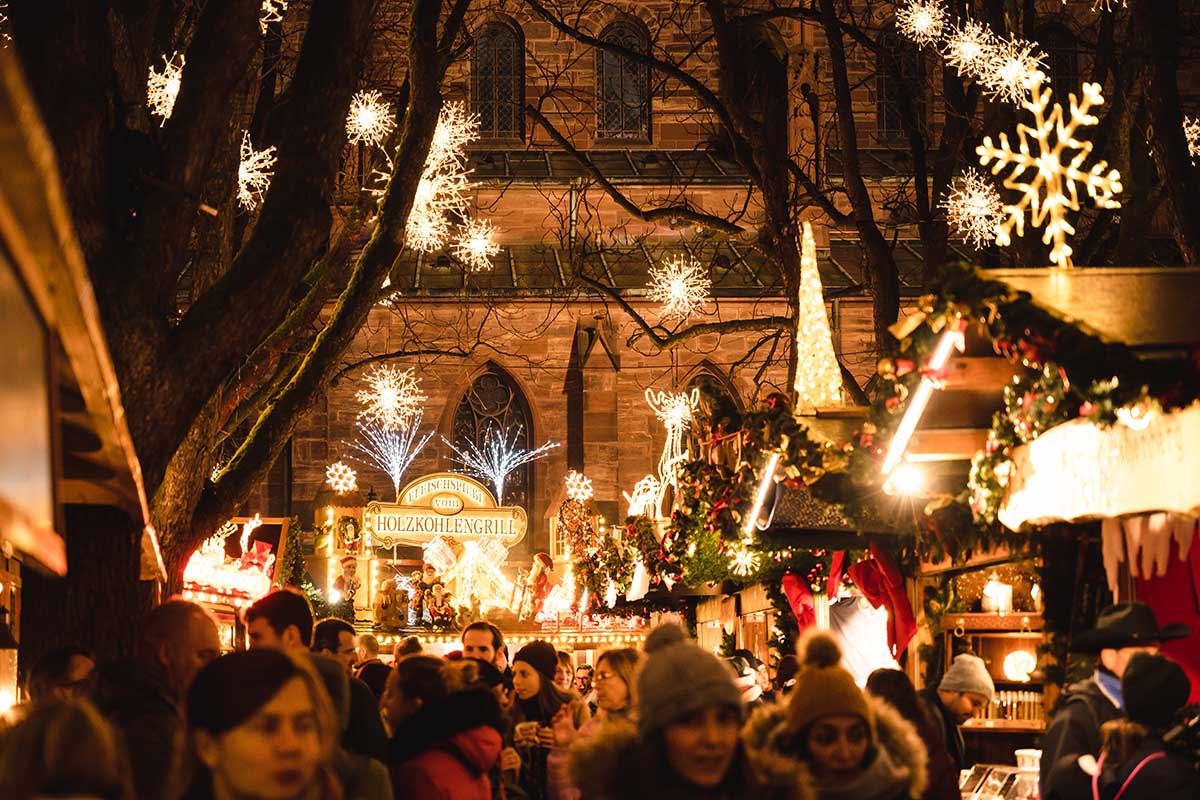 Der Weihnachtsmarkt in Basel auf dem Münsterplatz.