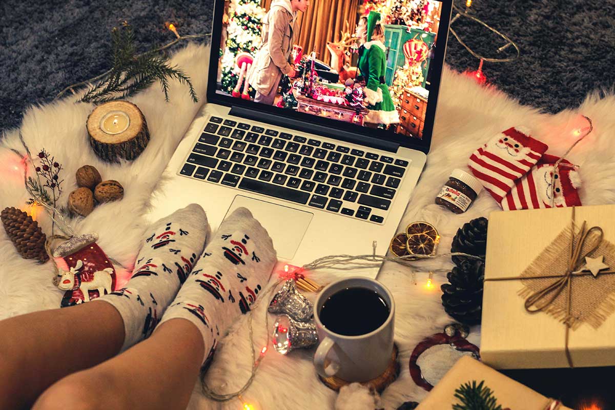 Gemütlich im Bett oder auf der Couch mit einer Tasse heisser Schokolade am Weihnachtsfilme schauen.
