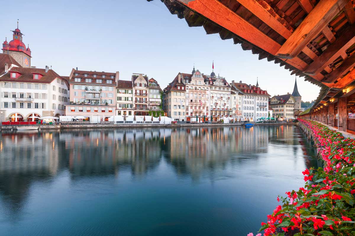 Luzern mit der Reuss und der Kappellrbrücke und den vielen Cafés, die wir gerne besuchen.