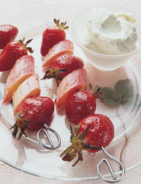 Snack-Rezepte: Rezept Erdbeer-Spiessli mit Vanillequark-Dip