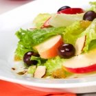 Sommer-Salate: Grüner Salat mit Baumnüssen und Apfel