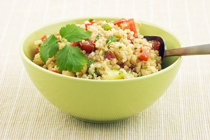 Picknick Ideen: Quinoa-Salat mit Tomaten, Avocado und Minze