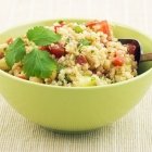 Picknick Ideen: Quinoa-Salat mit Tomaten, Avocado und Minze