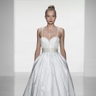 Brautkleider in A-Linie: Leuchtendes Weiss