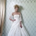 Brautkleider in A-Linie: Weisse Rosen
