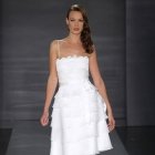 Schöne kurze Hochzeitskleider: Weisses Schichtenkleid