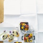 Saisonal Schlemmen im August: Cherrytomaten-Heidelbeer-Salat