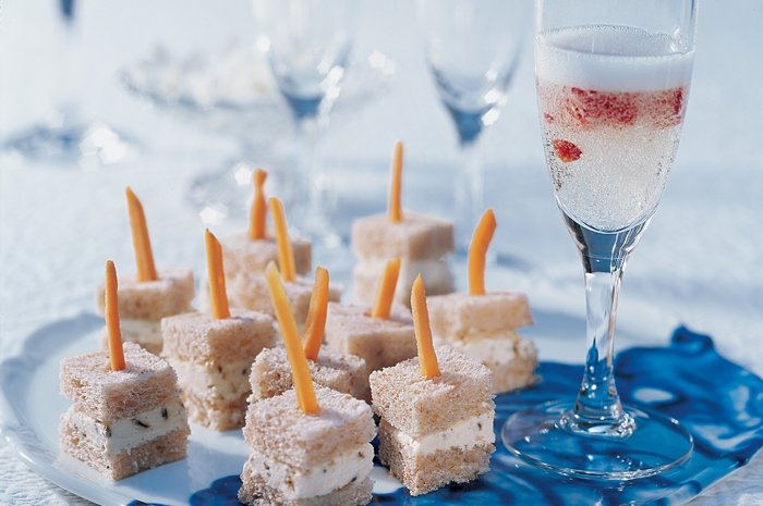 Rezepte für den Mädelsabend: Erdbeer-Champagner mit Aniswürfeln
