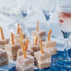 Rezepte für den Mädelsabend: Erdbeer-Champagner mit Aniswürfeln