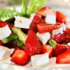 Sommer auf dem Teller: Grüne Spargeln mit Erdbeeren