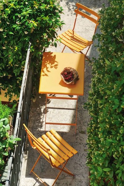 Deko Idee für kleine Balkone: Bistromöbel in fröhlichen Farben