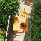 Deko Idee für kleine Balkone: Bistromöbel in fröhlichen Farben
