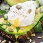Avocado-Rezept für Könner: Pochiertes Ei auf Avocado-Vollkornbrot