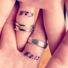 Tattoo Schriften: Partner-Tattoo mit Datum unter dem Ehering