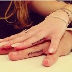 Tattoo Schriften: Partner-Tattoo mit Datum am Finger