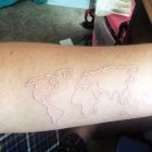 Weisses Tattoo als Landkarte