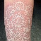Weisses Mandala-Tattoo auf dem Unterarm