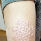 Weisses Schneeflocken-Tattoo