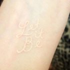 Weisses Script Tattoo «Let it be»