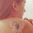 Weisses Schmetterling-Tattoo mit Farbe