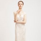 Hochzeitskleider günstig: Kleid aus Spitze mit V-Ausschnitt von Unique