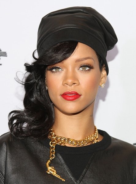 Cool mit Hut: Rihannas lockiger Side Swept