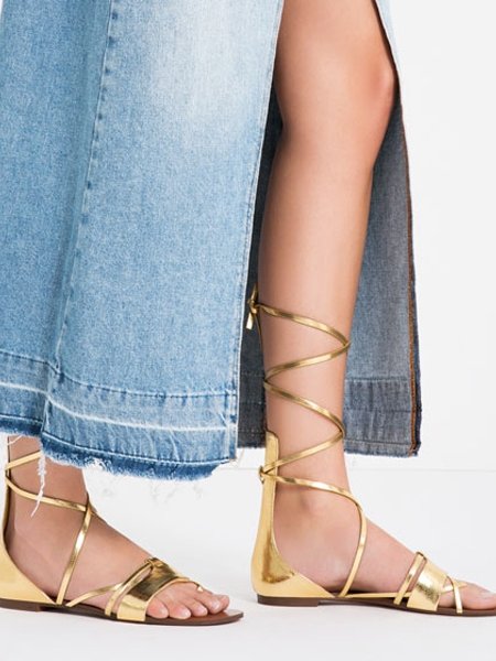 Sommerschuhe 2016: Flache, goldene Sandalen mit Schnürung von Zara
