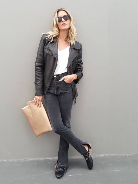 Fashion Blogger Helena Bordon haut mit Lederjacke und scwarzen Jeans ein Rock’n’Roll-Outfit raus.